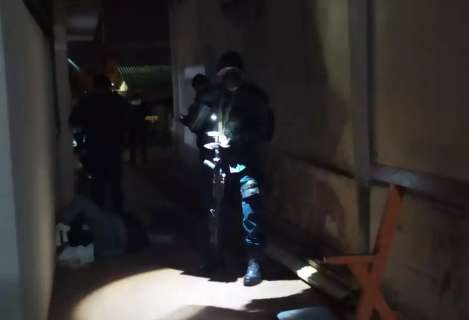 Ap&oacute;s invadir hospital, ladr&atilde;o &eacute; amarrado com faixas pelos funcion&aacute;rios