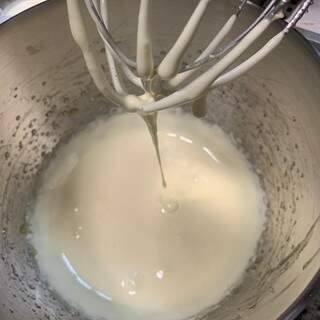 Deixar bater até formar um creme leve. (Essa preparação de chama Pâte à bombe, é como um merengue porém feito com gemas e açúcar).