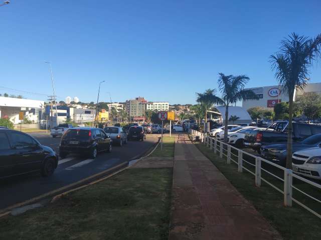 Clientes ignoram isolamento e enfrentam filas para entrar em shopping