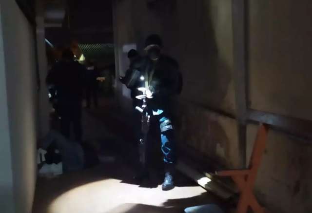 Ap&oacute;s invadir hospital, ladr&atilde;o &eacute; amarrado com faixas pelos funcion&aacute;rios