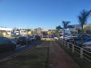 Fila de carros para entrar em shopping no bairro Santa Fé, na tarde deste sábado (Foto: Direto das Ruas)