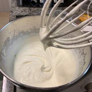 1- Bata o creme de leite fresco bem gelado até ficar levemente montado. Reserve na geladeira.