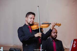 Maestro, Rafael Fontinelle está oferecendo o serviço de serenata. (Foto: Alex Oliveira e Mirian Thomaz)