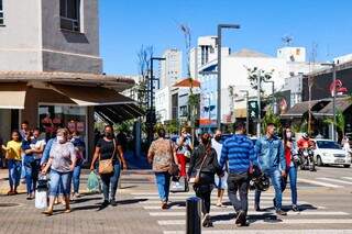 Com&eacute;rcio tem movimento intenso na v&eacute;spera dos Dias das M&atilde;es
