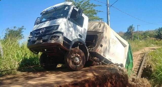 Ponte rui e caminh&atilde;o de coleta fica pendurado &agrave;s margens de c&oacute;rrego 