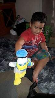 Felipe brincando com o Pato Donald que ganhou da amiguinha. (Foto: Arquivo pessoal)