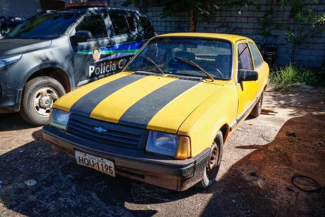 Procurado por homic&iacute;dio abandona carro sujo de terra no centro de Campo Grande