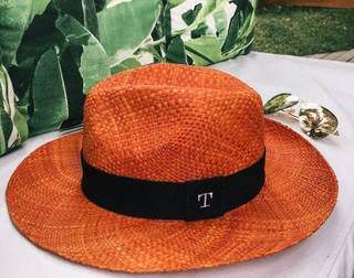Chapéu Panamá colorido com pigmentos naturais (Foto: Malu Pires)