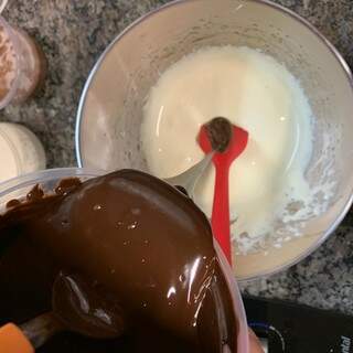 3- Aqueça o chocolate de 30 em 30 segundos (mexer bem o chocolate em cada intervalo de 30 segundos.) E misture em partes na Pâte à bombe até ficar uma mistura homogênea.