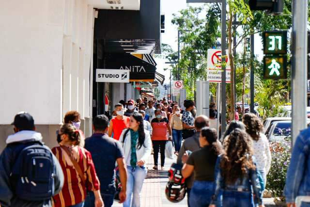 Com&eacute;rcio tem movimento intenso na v&eacute;spera dos Dias das M&atilde;es