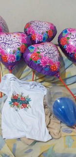 Camiseta e balões foram feitos especialmentes para a homenagem de hoje. (Foto: Arquivo pessoal)