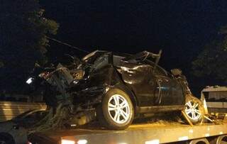 Carro fica destru&iacute;do ap&oacute;s traficante capotar v&aacute;rias vezes durante fuga 