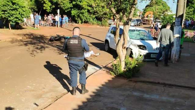 Motociclista bate em carro, &eacute; arremessado e morre 