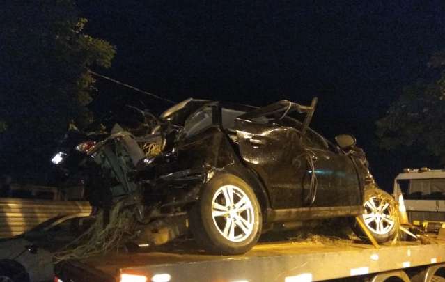 Carro fica destru&iacute;do ap&oacute;s traficante capotar v&aacute;rias vezes durante fuga 