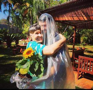 Bruno Nóbrega vestiu uma capa de plástico para abraçar a mãe, Maria Helena Nóbrega. (Foto: Arquivo pessoal)