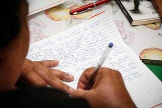 Mãe escreve carta dia sim, dia não, pedindo liberdade do filho. (Foto: Henrique Kawaminami)