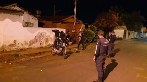 Guardas abordam 29 pessoas fora de casa na madrugada de segunda
