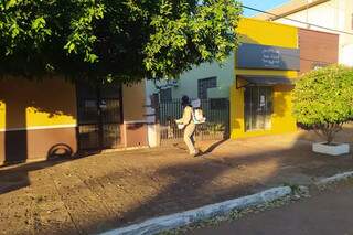 Principais vias e locais públicos de Guia Lopes foram desinfectados neste domingo (Foto: Reprodução/Facebook)