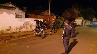 Guardas abordam 29 pessoas fora de casa na madrugada de segunda