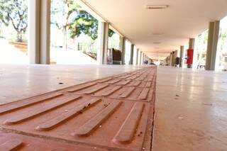 Na UFMS, corredores vazios e aulas virtuais, sem prazo para alterações (Foto/Arquivo: Henrique Kawaminami)