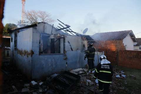 Família perde tudo em incêndio que consumiu casa no Rouxinóis