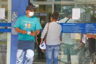 Clientes buscando atendimento em agência da Caixa Econômica em Campo Grande. (Foto: Marcos Maluf)