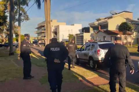 Policiais fazem plantão na casa de prefeito que desrespeitou quarentena