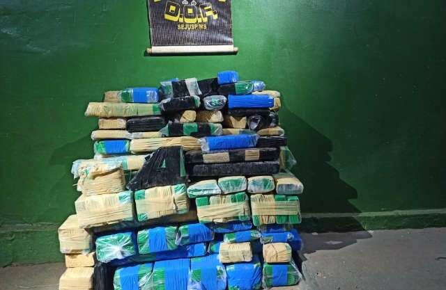 Ve&iacute;culo estraga e jovem &eacute; flagrado com 64 quilos de maconha sob lataria 