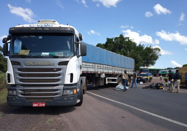 Funcion&aacute;rio p&uacute;blico morre em acidente entre moto e caminh&atilde;o na rodovia