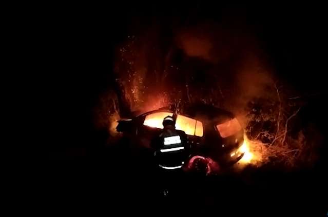 Carro pega fogo depois de acidente na rodovia MS-428