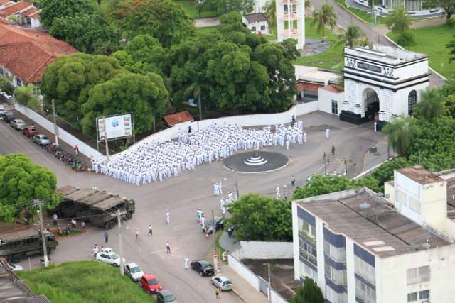 Em Lad&aacute;rio, volta de militares &eacute; controlada e sa&iacute;da sem m&aacute;scara render&aacute; multa
