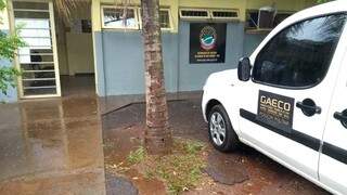 Véiculo do Gaeco em frente à delegacia de Polícia Civil de Ribas do Rio Pardo. (Foto: Rio Pardo News)