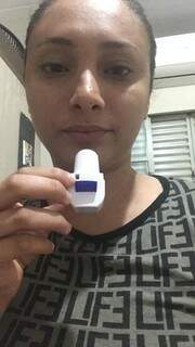 Asmática, Bárbara Lopes da Silva segura a bombinha de ar na mão. (Foto: Arquivo pessoal)