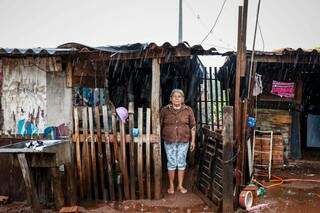 Nesta terça-feira chuvosa e fria, Romilda recebeu a reportagem em seu lar, um pequeno barraco na Cidade de Deus(Foto: Henrique Kawaminami)