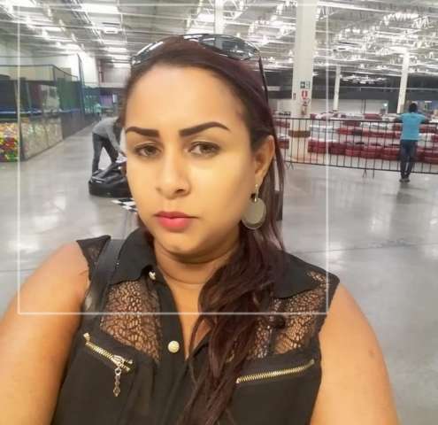 Mulher &eacute; assassinada dentro de casa, com um tiro nas costas