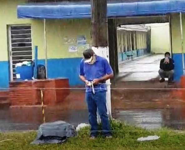 Impedido de regressar ao Paraguai, homem se acorrenta em poste