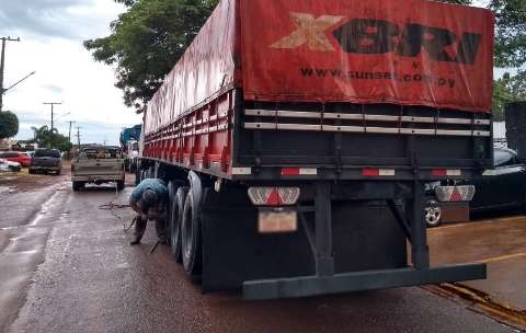 Carreta &eacute; apreendida com mais de meia tonelada de maconha prensada em pneus