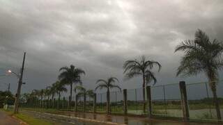 Em Dourados vem mais água, segundo o céu nublado e escuro desta terça (Foto: Helio de Freitas)