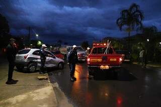 Desaten&ccedil;&atilde;o causa acidente, carro parado &eacute; atingido e bate em &aacute;rvore