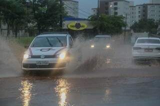 A chuva também alagou a Avenida Três Barras em Campo Grande (Foto: Marcos Maluf) 
