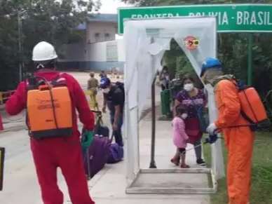 Bolivianos atravessam fronteira e retornam para casa durante pandemia 