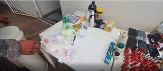 Polícia encontra bunker de traficante com arsenal e dinheiro Polícia encontra bunker de traficante com arsenal e dinheiro