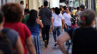 População passeia no Centro de Campo Grande, ignorando isolamento social (Foto: Segov)