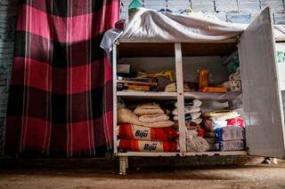 Armário com alimentos na casa de Dayane, que tem dois filhos. (Foto: Henrique Kawaminami)