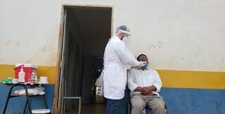 Teste de detecação do novo coronavírus sendo feito em indígena de Dourados. (Foto: Governo de MS)
