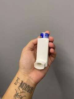 Bombinha de ar sempre está na mão para ajudar quem sofre de asma. (Foto: Arquivo pessoal)