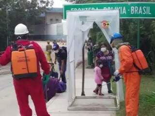 Bolivianos passam por etapa de desinfecção para entrar no país. (Foto: Diário Corumbaense)&nbsp;