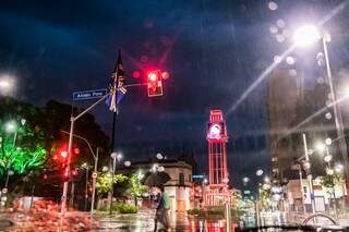 Centro de Campo Grande com luzes borradas pela chuva nesta terça-feira (Foto: Henrique Kawaminami)