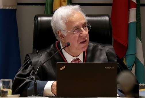 Formanda ser&aacute; indenizada em 10 mil por ser coagida a comprar &aacute;lbum de formatura