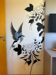 Um pássaro voando perto das flores virou tema para o painel de parede feito com tinta acrílica. (Foto: Daniel Santos)
